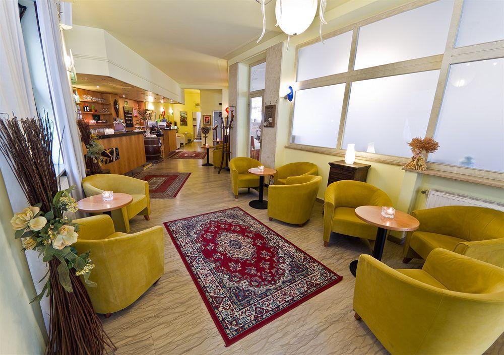 Corona Hotel